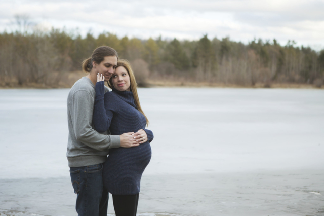 Outdoor Maternity Image in the Winter